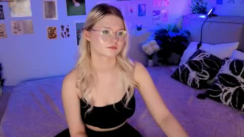 lunariafox online show from April 2026 07:58:01 PM