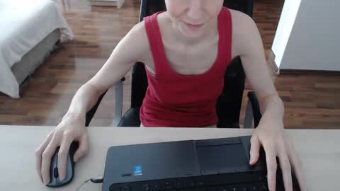 lunavibe_ online show from June 2026 02:33:01 PM