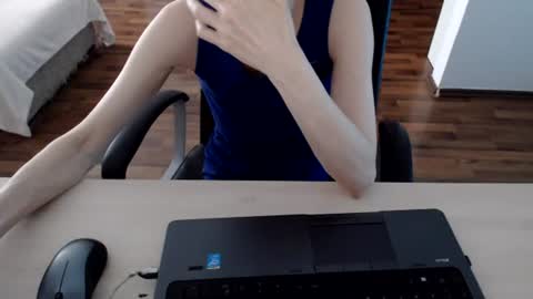 lunavibe_ online show from June 2026 12:18:01 PM