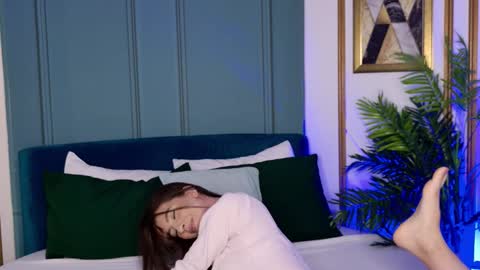 Luna online show from December 2025 04:51:01 AM