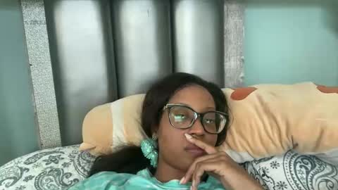 Snapshot of lunchboxgirl chatting on April 2026 02:16:02 PM lunchboxgirl online show from April 2026 02:16:02 PM