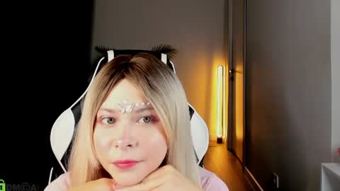 Snapshot of lune_fallenstar chatting on June 2026 01:30:02 AM Lune FallenStar online show from June 2026 01:30:02 AM