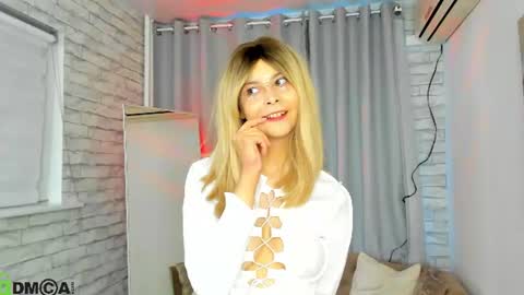 Snapshot of lune_fallenstar chatting on June 2026 10:07:01 AM Lune FallenStar online show from June 2026 10:07:01 AM