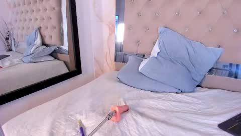 lunna__tylor online show from April 2026 07:45:01 AM