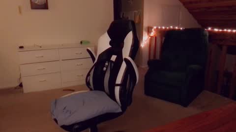 Snapshot of luvs2bbritney chatting on January 2025 04:54:02 AM Britney online show from January 2025 04:54:02 AM