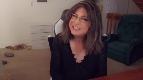 Snapshot of luvs2bbritney chatting on October 2025 07:44:02 PM Britney online show from October 2025 07:44:02 PM