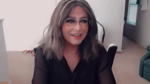 Snapshot of luvs2bbritney chatting on October 2025 05:04:02 PM Britney online show from October 2025 05:04:02 PM