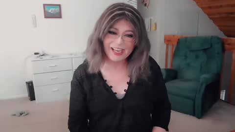 Snapshot of luvs2bbritney chatting on November 2025 07:03:01 PM Britney online show from November 2025 07:03:01 PM