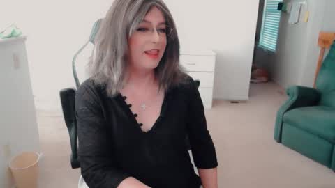 Snapshot of luvs2bbritney chatting on November 2025 08:46:02 PM Britney online show from November 2025 08:46:02 PM