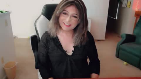 Snapshot of luvs2bbritney chatting on November 2025 08:18:01 PM Britney online show from November 2025 08:18:01 PM