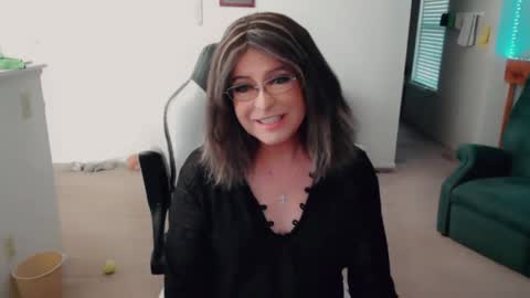 Snapshot of luvs2bbritney chatting on November 2025 06:30:02 PM Britney online show from November 2025 06:30:02 PM