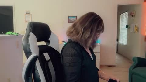 Snapshot of luvs2bbritney chatting on November 2025 06:45:02 PM Britney online show from November 2025 06:45:02 PM