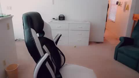 Snapshot of luvs2bbritney chatting on December 2025 07:09:01 PM Britney online show from December 2025 07:09:01 PM