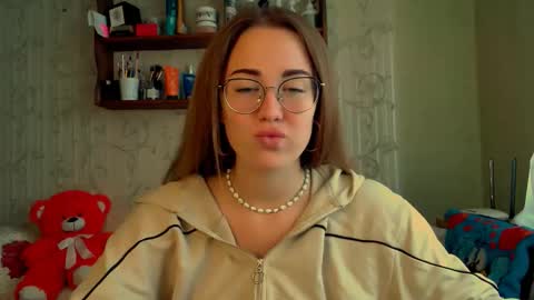 Snapshot of luxie_queen chatting on October 2025 11:30:01 AM Katie online show from October 2025 11:30:01 AM