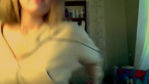 Snapshot of luxie_queen chatting on October 2025 01:43:02 PM Katie online show from October 2025 01:43:02 PM