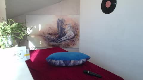 Snapshot of luxuriouss_s chatting on September 2025 05:23:01 AM Laura online show from September 2025 05:23:01 AM