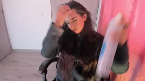 Lyanna online show from December 2025 01:20:02 PM