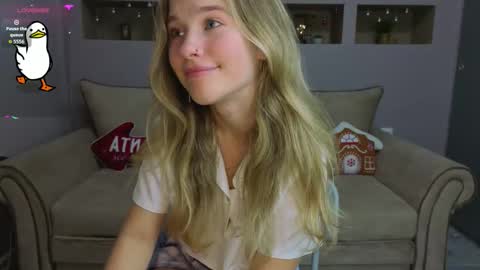 Snapshot of lynntiny chatting on December 2025 06:45:01 PM Lynn online show from December 2025 06:45:01 PM