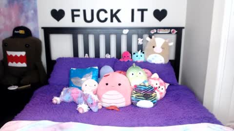 Snapshot of mackenziewolfe chatting on October 2025 04:09:02 AM Mackenzie Wolfe online show from October 2025 04:09:02 AM