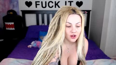 Snapshot of mackenziewolfe chatting on December 2025 05:55:02 AM Mackenzie Wolfe online show from December 2025 05:55:02 AM