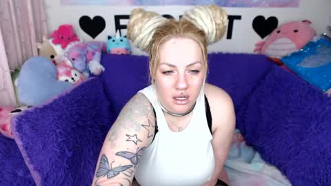 Mackenzie Wolfe online show from April 2026 04:37:01 AM