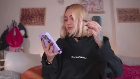 Maeve  schedule 11 am- 530 pm colombia time  online show from April 2026 02:29:01 PM