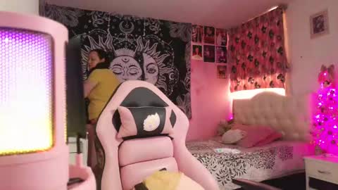Snapshot of magic_clairewitch chatting on December 2024 08:05:01 PM Claire online show from December 2024 08:05:01 PM