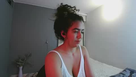 Snapshot of maithe_perroni chatting on March 2025 01:06:01 AM   Lauu online show from March 2025 01:06:01 AM