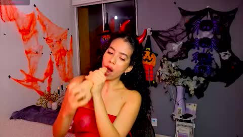 Snapshot of maithe_perroni chatting on October 2025 12:46:02 AM   Lauu online show from October 2025 12:46:02 AM