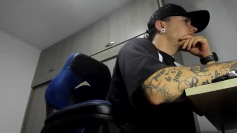 Snapshot of male_pussy chatting on October 2025 03:52:02 AM ADAM online show from October 2025 03:52:02 AM