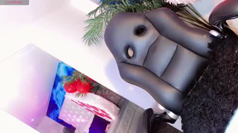 Snapshot of manuela_kingsley chatting on February 2025 04:01:02 PM Manuela Kingsley online show from February 2025 04:01:02 PM