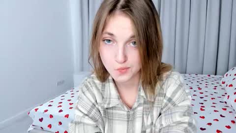 Mia online show from March 2026 07:42:02 PM