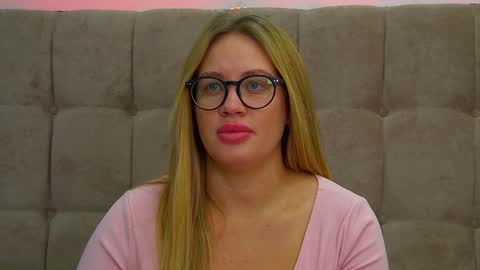 Snapshot of marianeumann chatting on February 2025 01:06:01 PM Maria online show from February 2025 01:06:01 PM