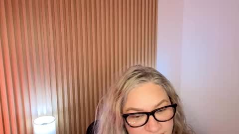 Snapshot of marianl0ve chatting on November 2025 10:39:02 AM Marian Love online show from November 2025 10:39:02 AM