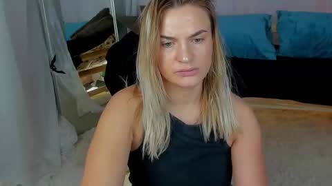 Mariel online show from November 2025 01:15:01 AM