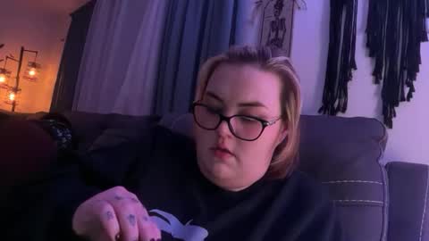 maroon_moon online show from November 2025 01:07:02 AM