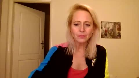 Snapshot of marrygorund chatting on November 2025 11:25:02 PM MaryGoRound online show from November 2025 11:25:02 PM