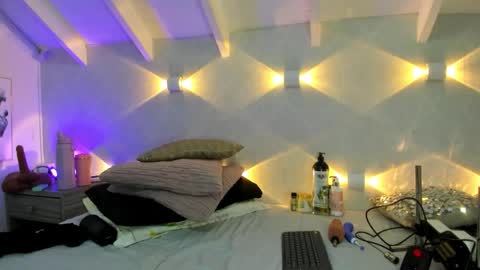 martina mIIler online show from March 2026 12:54:01 PM