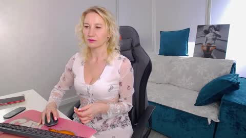 Snapshot of marysantamonika chatting on April 2026 01:41:02 PM Mary online show from April 2026 01:41:02 PM