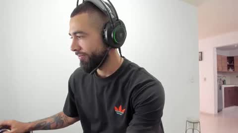 Snapshot of matheusbeard2 chatting on December 2025 09:13:02 PM Matheus online show from December 2025 09:13:02 PM