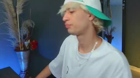 mattias     online show from September 2025 01:07:02 AM