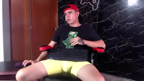 Snapshot of maty_hard chatting on February 2025 04:10:01 PM Matias online show from February 2025 04:10:01 PM