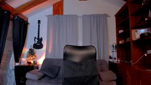 Snapshot of max_dic1 chatting on January 2025 11:51:01 AM max D. online show from January 2025 11:51:01 AM