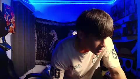 Max online show from November 2025 02:04:02 AM