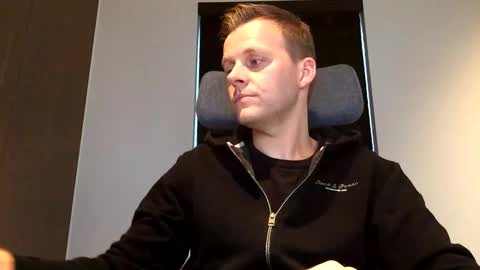 Snapshot of max_straight_1 chatting on February 2025 07:23:01 AM Max take off clothes online show from February 2025 07:23:01 AM