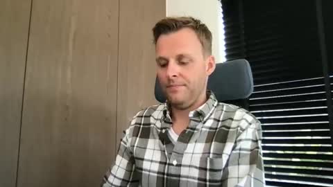 Snapshot of max_straight_1 chatting on September 2025 09:25:02 AM Max take off clothes online show from September 2025 09:25:02 AM