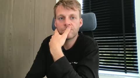 Snapshot of max_straight_1 chatting on October 2025 08:47:02 AM Max take off clothes online show from October 2025 08:47:02 AM