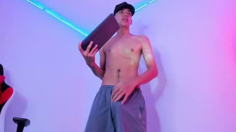 Snapshot of max_thomsonn chatting on November 2025 06:39:01 PM Max online show from November 2025 06:39:01 PM