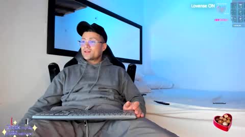 Snapshot of maxi_mux1 chatting on October 2025 04:33:01 AM MAXI      online show from October 2025 04:33:01 AM