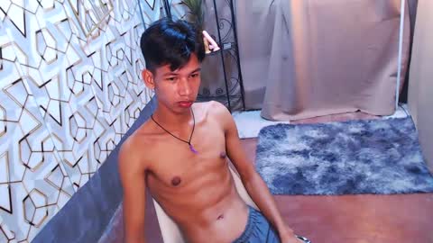 Snapshot of maxiebunny99 chatting on February 2025 04:04:01 PM Reyn online show from February 2025 04:04:01 PM